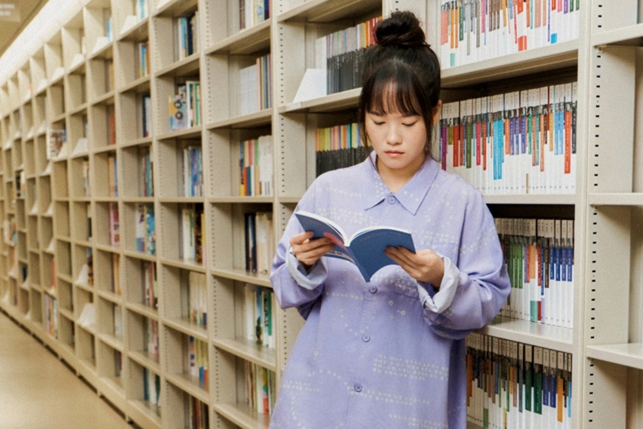유명인 넘어 책·도시·취향까지... 패션 협업의 진화 [최기자의 패션 털... - 뉴스 썸네일 이미지